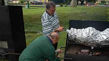 Šestý ročník MTB závodu Brnířovská šlapka a třetí díl Grill Bill Quentina Tarantina v podání brnířovských opékačů pašíka.  