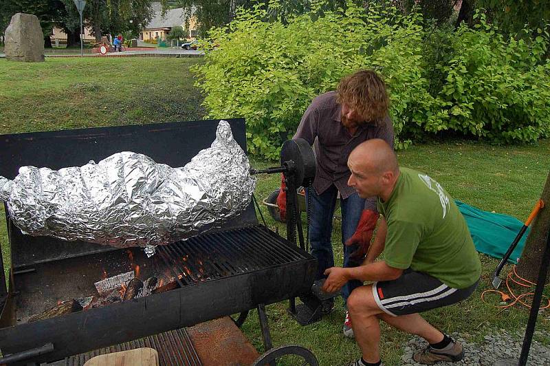 Šestý ročník MTB závodu Brnířovská šlapka a třetí díl Grill Bill Quentina Tarantina v podání brnířovských opékačů pašíka.  