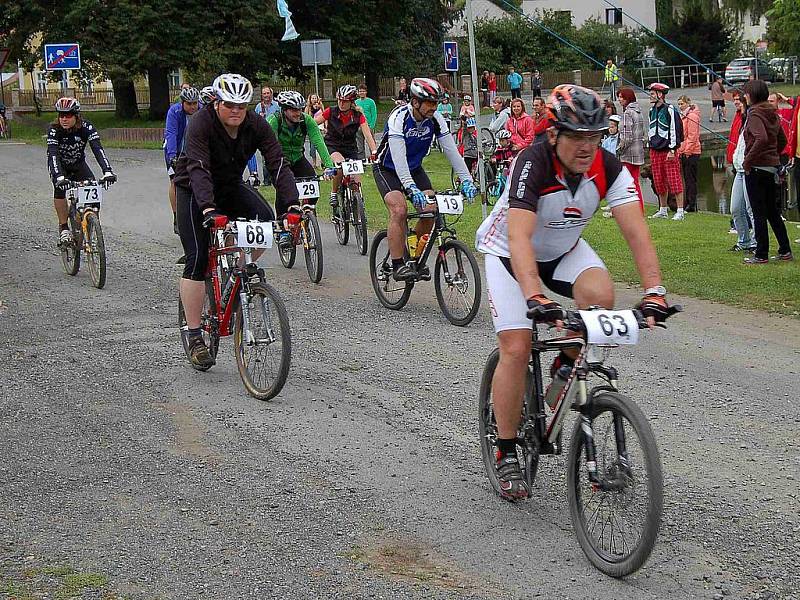 Šestý ročník MTB závodu Brnířovská šlapka a třetí díl Grill Bill Quentina Tarantina v podání brnířovských opékačů pašíka.  