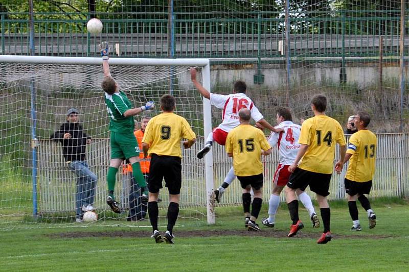 Z utkání fotbalistů FK Holýšov a Města Touškov.