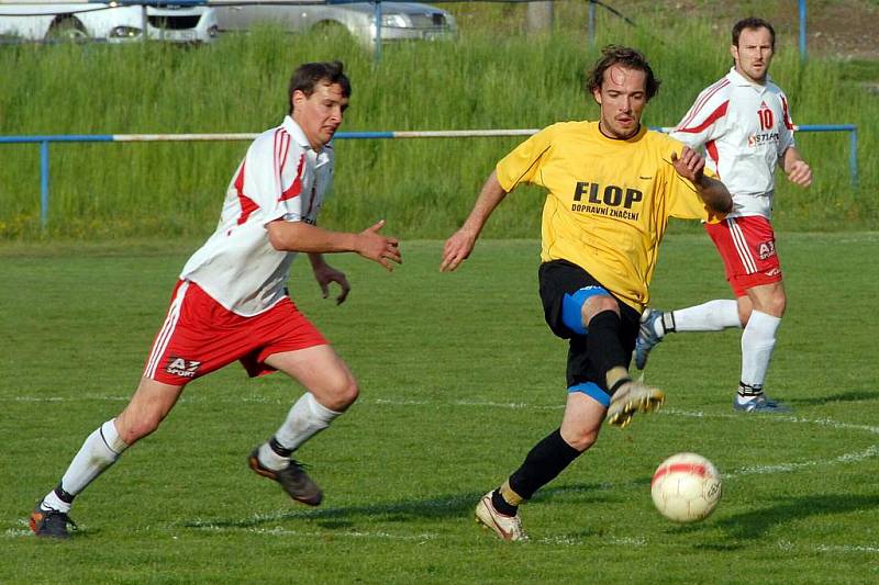 Z utkání fotbalistů FK Holýšov a Města Touškov.