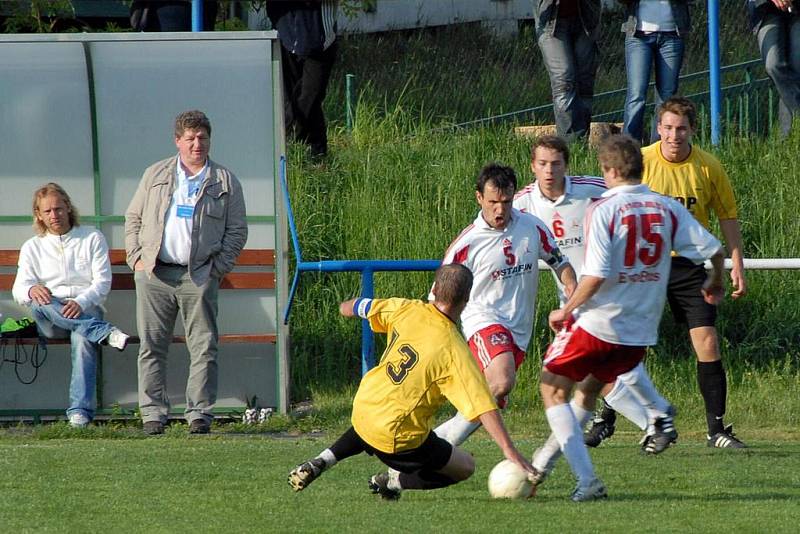 Z utkání fotbalistů FK Holýšov a Města Touškov.