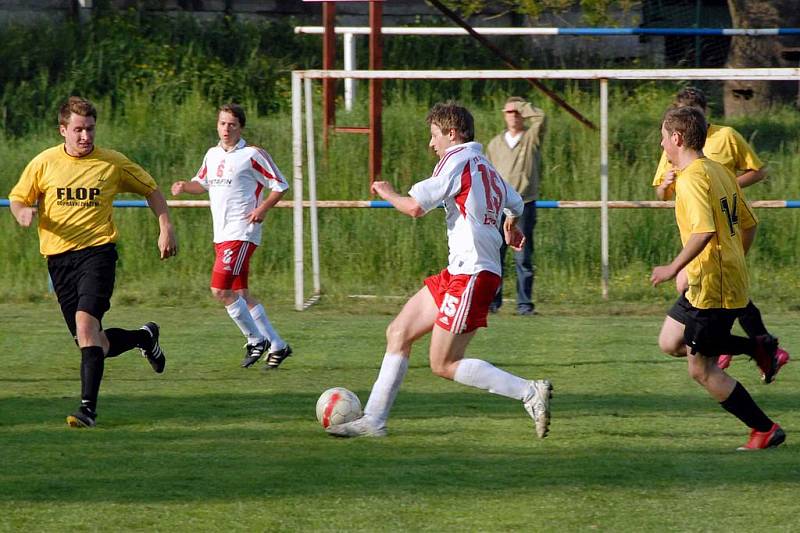 Z utkání fotbalistů FK Holýšov a Města Touškov.