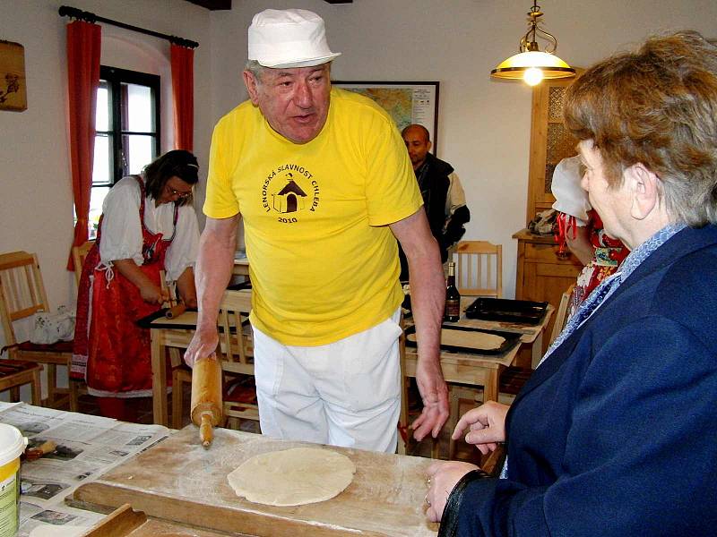 Z premiérového pečení v Pelechách.