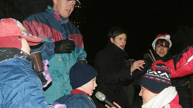 Ze třetí adventní neděle v České Kubici. Opět byly na pořadu koledy, děti navíc samy zpívaly a přednášely básničky. 