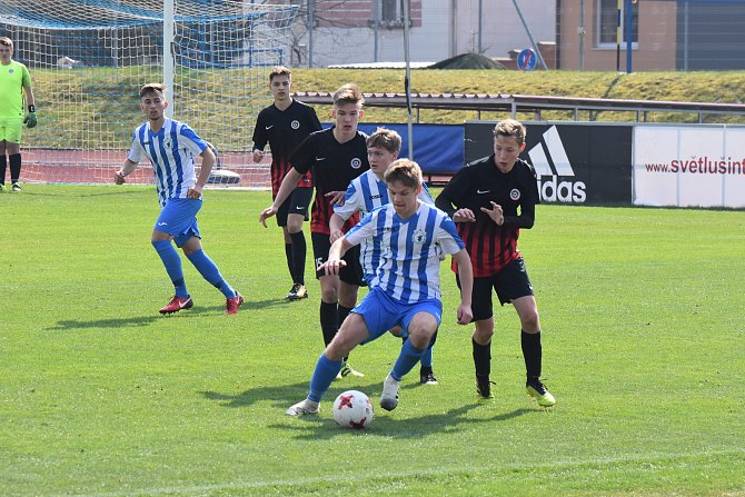 Fotbaloví dorostenci Jiskry Domažlice U19 (v modrobílém) v divizním utkání proti vrstevníkům z Příbrami.