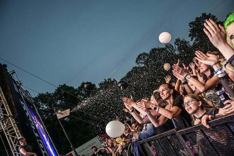 O uplynulém víkendu se v Holýšově konal rockový festival Pekelný poloostrov. Šlo o letošní dosud největší hudební akci v Plzeňském kraji.