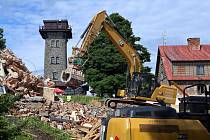 Demolice bývalých vojenských objektů na hoře Čerchov na Domažlicku 8. července 2021.