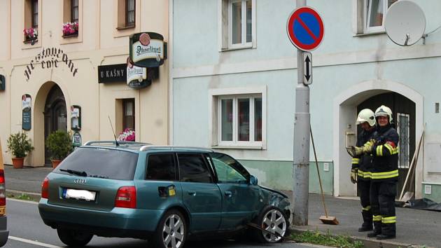 Havarované Audi v Poděbradově ulici.