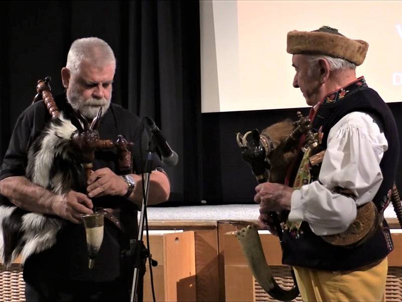 Foto z promítání dokumentárního filmu o J. Špillarovi.