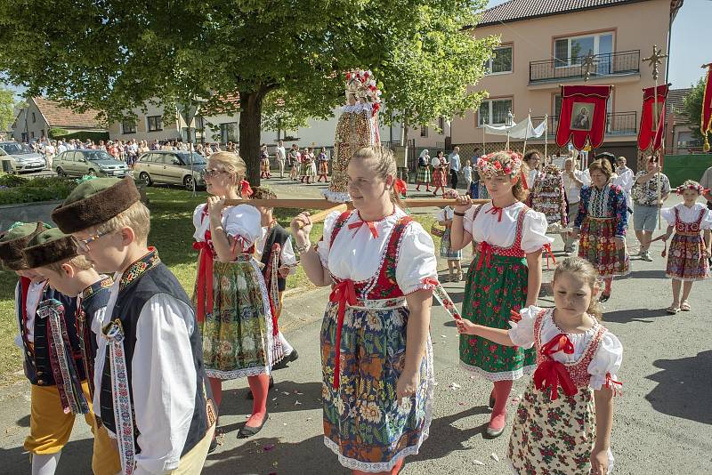 Průvod tradičních chodských krojů byl k vidění po ranní mši v neděli 19. června 2022 v Mrákově při slavnosti Božího těla též zvané Slavnost Těla a Krve Páně.