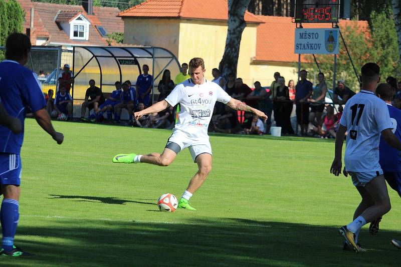 Přátelský zápas na oslavu 55 let herce Ivana Trojana v Krchlebech: šKrchlebský samet - Real Top Praha 6:10.