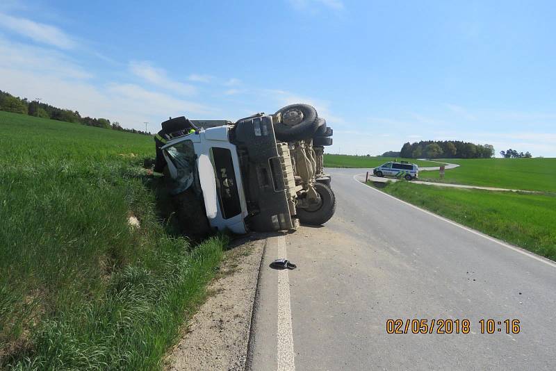 Havarovaný automobil u Mračnic.