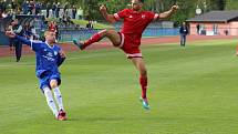 Fotbalisté FK Tachov (v červených dresech) potvrdili v sobotu roli favorita a porazili v České fotbalové lize tým Hořovicka 4:1.