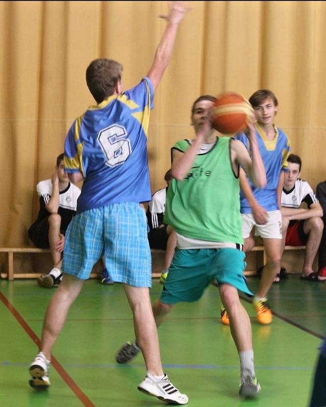 Tělocvična ZŠ Komenského 17 v Domažlicích hostila ve čtvrtek krajské kolo v basketbalu chlapců 8. a 9. tříd.