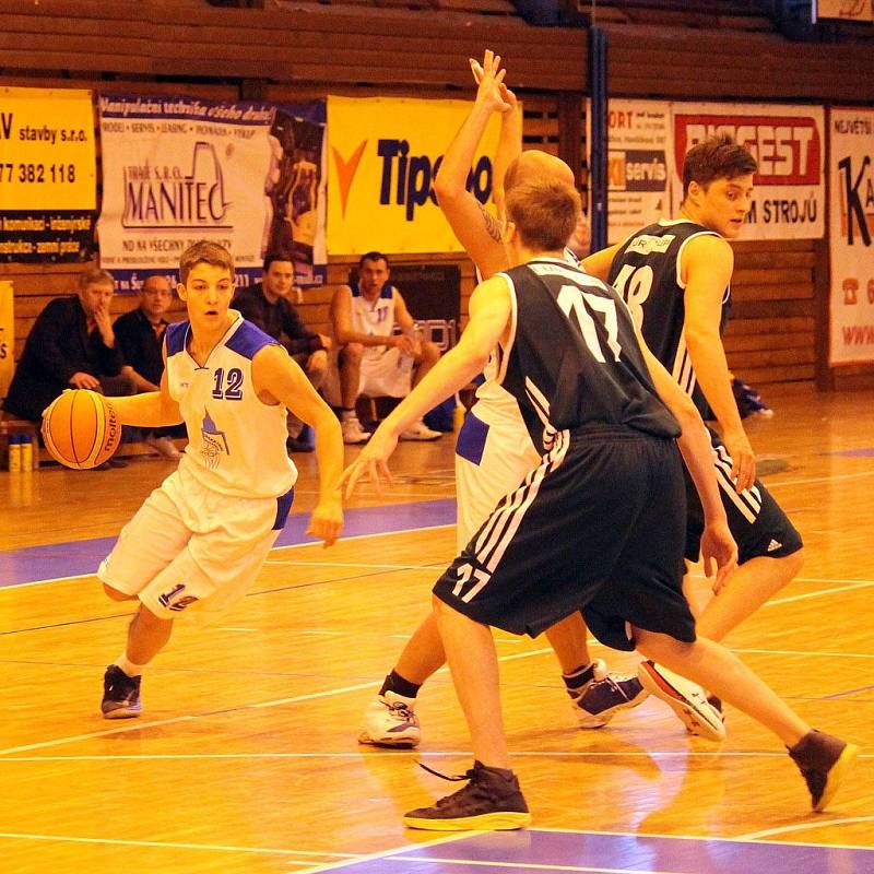 Z utkání basketbalistů Jiskry Domažlice s ČZU Praha.