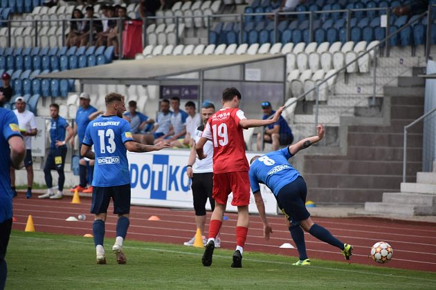 26. kolo FORTUNA ČFL, skupina A: Fotbalisté TJ Jiskra Domažlice (hráči v modrých dresech) udolali Karlovy Vary 2:1.