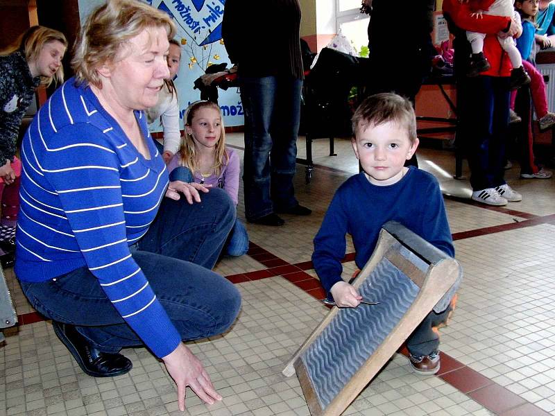 Ze zkoušky mladších i starších členů folklorního souboru Mráček.