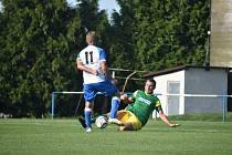 I. A třída Plzeňského kraje, 7. kolo: Slavoj Koloveč (na snímku fotbalisté v bílých dresech) - TJ Start Tlumačov 7:0 (3:0).