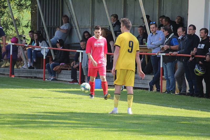 Přípravné utkání Slavoj Koloveč (v červeném) - SK Bolešiny (ve žlutém) 3:4 (1:3).