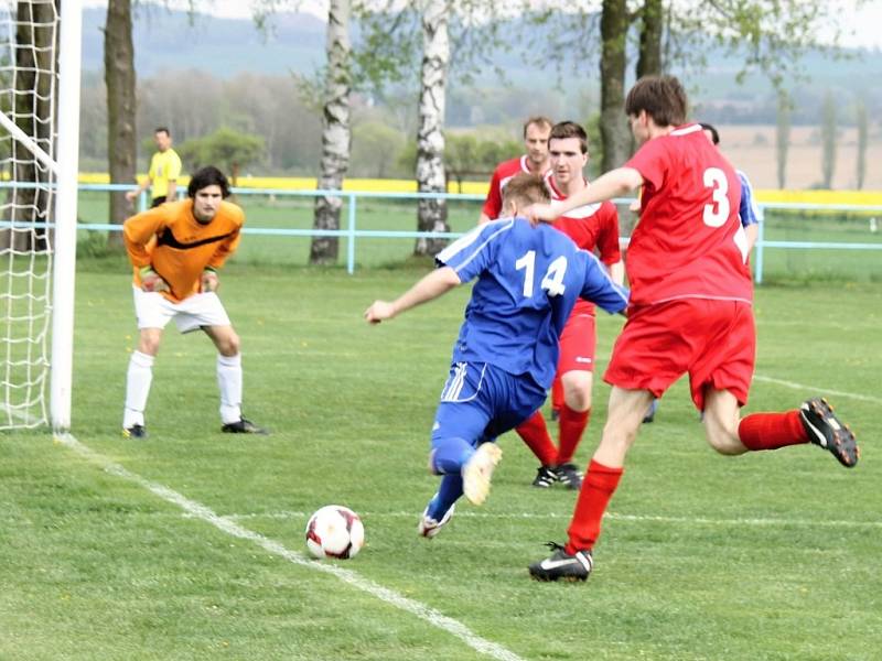 Z utkání fotbalistů Postřekova s Chodovou Planou.