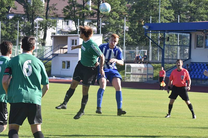 Jiskra Domažlice B (v modrém) vs. Rokycany (v zeleném) 4:1 (1:1).