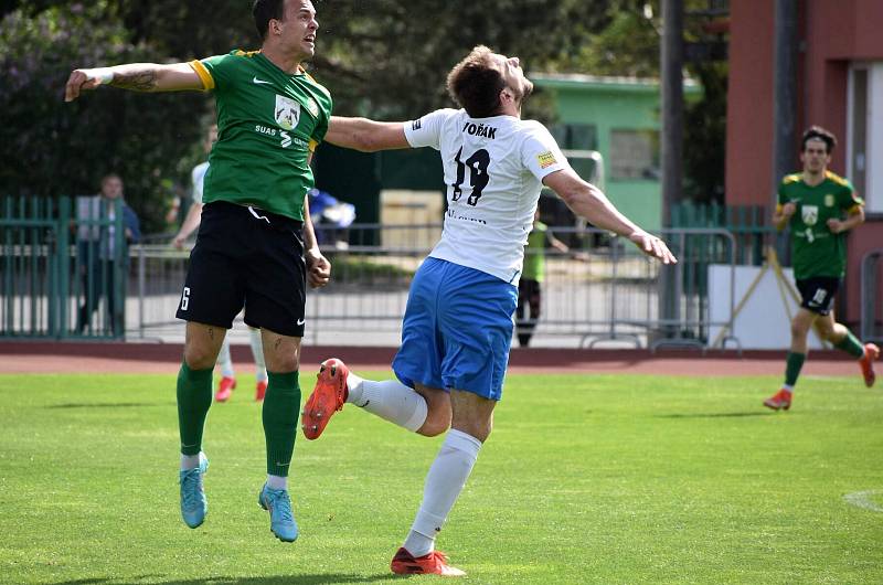 Ve 25. kole loňské sezony fotbalisté TJ Jiskra Domažlice (na snímku hráči v bílých dresech) prohráli v Sokolově 0:3. Jak utkání na Baníku dopadne tentokrát?