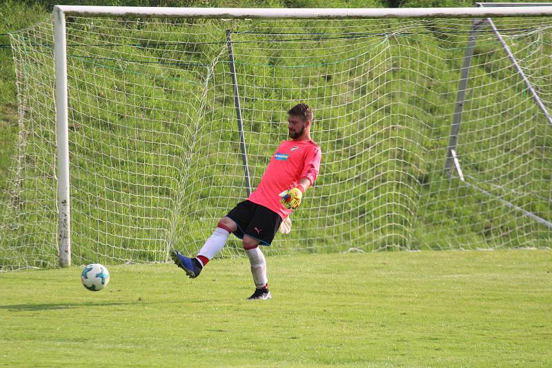 Jedenáctigólová demolice Chodova B (oranžové fresy) v Mrákově s místní rezervou (modré dresy).