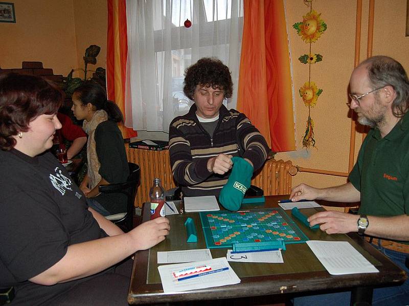 TURNAJE VE HŘE ZVANÉ SCRABBLE se v sobotu v Holýšově zúčastnilo patnáct dospělých a čtyři děti. 