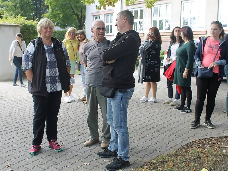 Sobotní průvod, který byl vrcholem oslav domažlického gymnázia, směřoval od budovy školy do centra a skončil u Chodského hradu. Zúčastnily se ho stovky lidí.