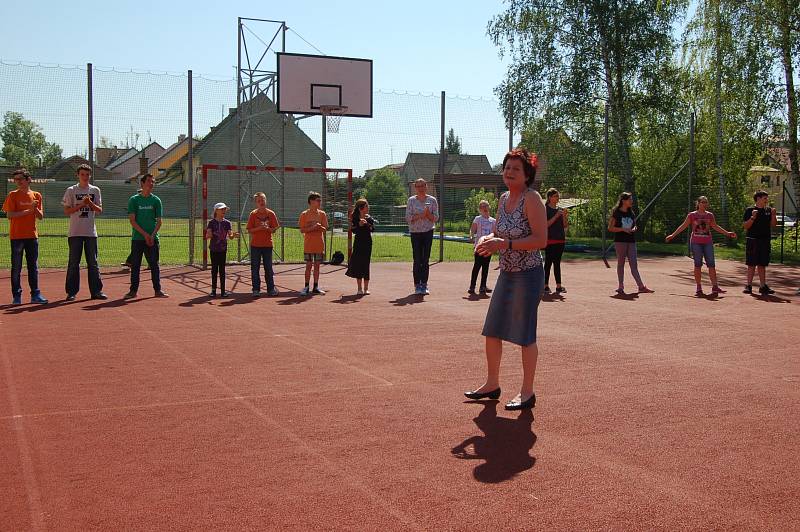 Patnáctileté výročí partnerské spolupráce oslavili ZŠ praktická Domažlice a Schule am Regenbogen Cham záslužnou charitativní akcí.