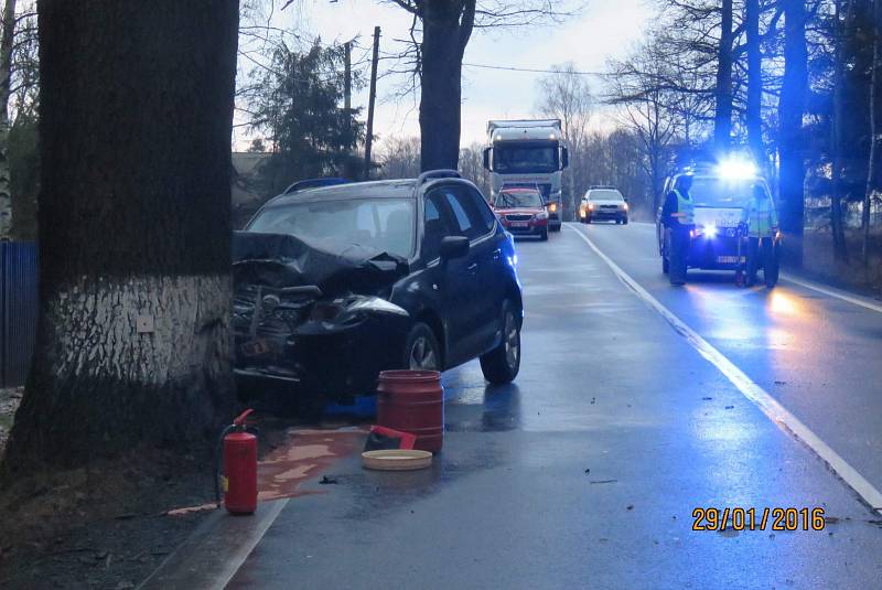 Poslední lednový pátek ráno narazila na Hadrovci do stromu řidička Subaru.