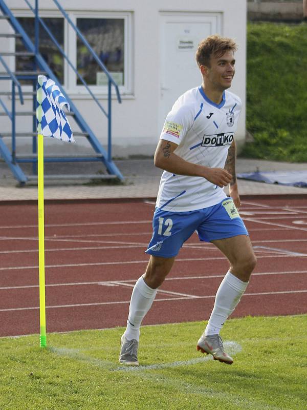 6. kolo FORTUNA ČFL A: TJ Jiskra Domažlice (na snímku fotbalisté v bílých dresech) - FC Slavia Karlovy Vary 2:2 (2:1).