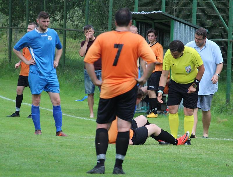 Slovan Kvíčovice (v modrém) - Dynamo Horšovský Týn (v oranžovém) 2:6.