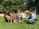 Děti ze Sluníčka si užily policejního psa.