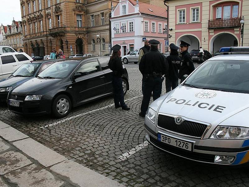 Domažličtí policisté hlídkují u vozidla zesnulého.