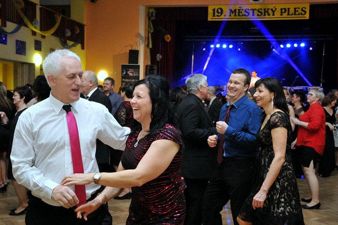Návštěvníky Městského plesu v Holýšově bavil Roman Vojtek i taneční skupiny.