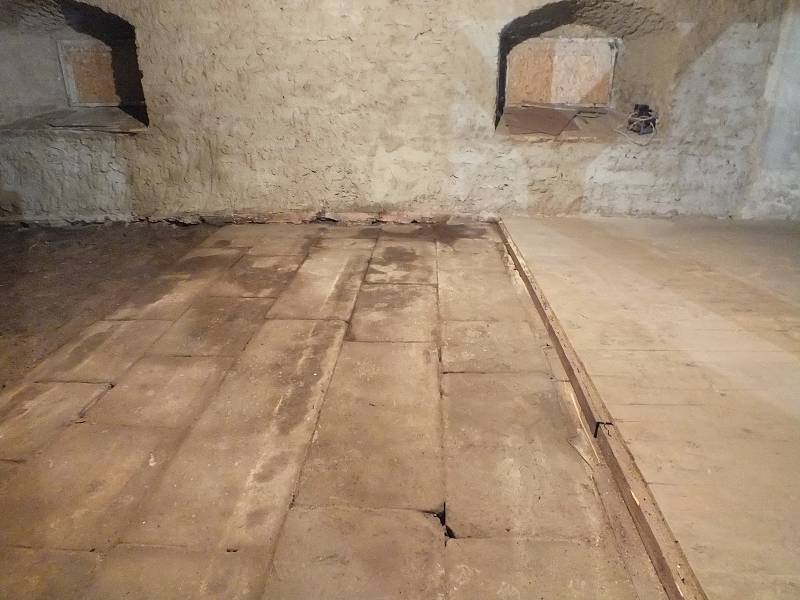 Původní kamenná podlaha, která byla překrytá dřevěným obložením