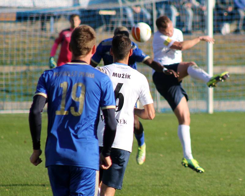 13. kolo FORTUNA ČFL, skupina A: FK Motorlet Praha (modří) - TJ Jiskra Domažlice (hráči v bílých dresech) 1:1 (1:1).