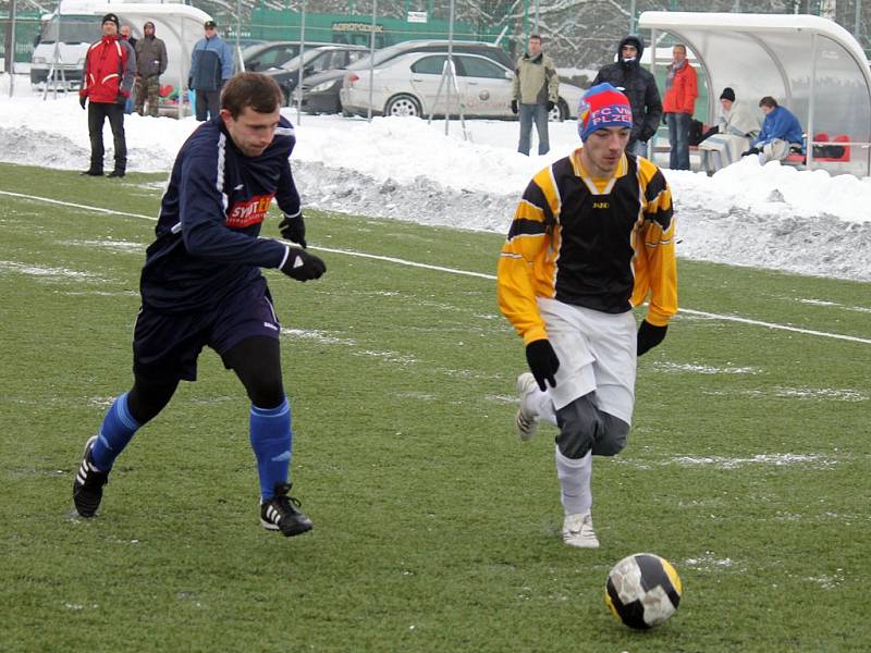 Staňkovský Lukáš Zahoř (vpravo) v přípravném duelu s rezervou Jiskry Domažlice.