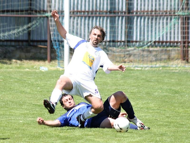 Z utkání fotbalistů TJ Start Bělá a TJ Sokol Pocinovice.