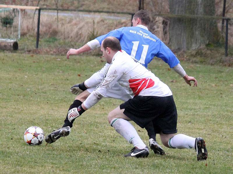 Z utkání mezi fotbalisty Startu Bělá nad Radbuzou a Sokola Kout na Šumavě.