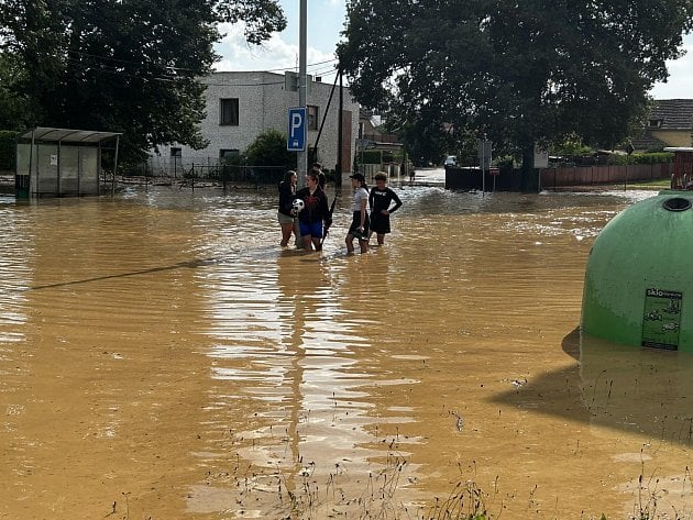 Českem se ženou bouřky. Voda zaplavila domy, sklepy i metro