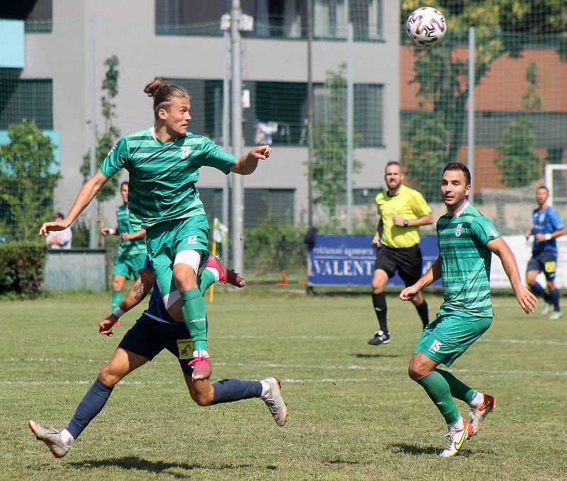 1. kolo FORTUNA ČFL, skupina A - 2022/2023: FK Loko Vltavín - TJ Jiskra Domažlice (hráči v modrých dresech) 1:2 (0:1).