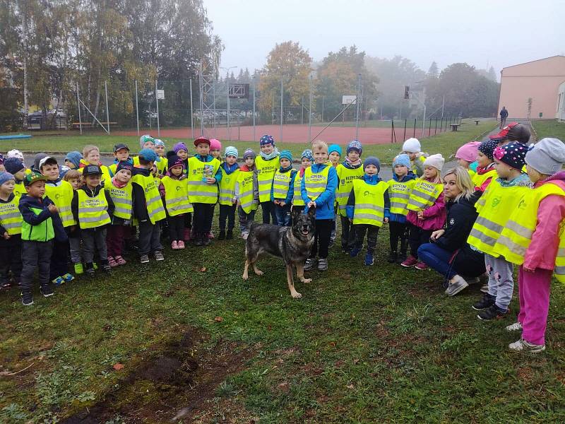 Děti si policejní návštěvu vskutku užily.