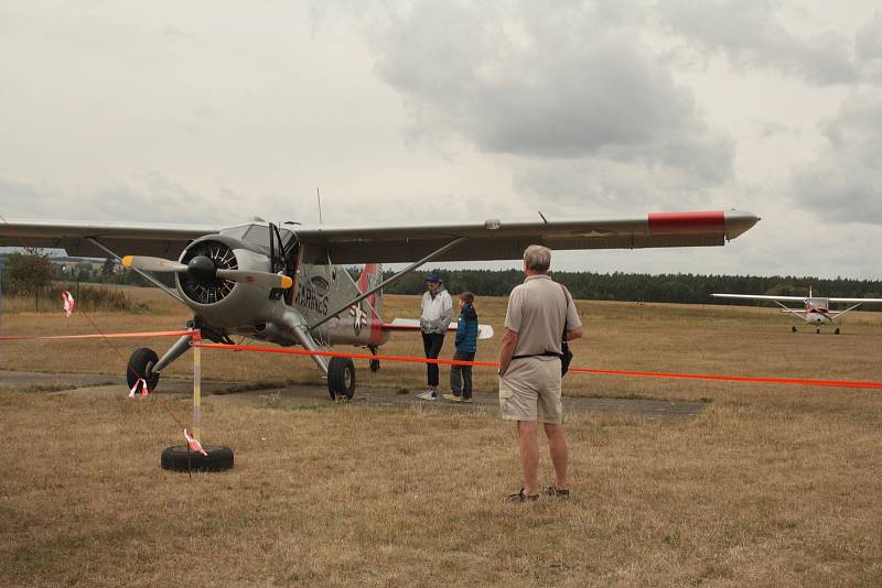 Den otevřeného letiště pořádal Aeroklub Staňkov.