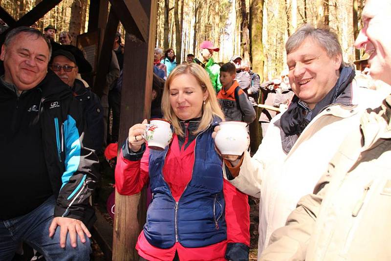 Z odemykání České studánky.