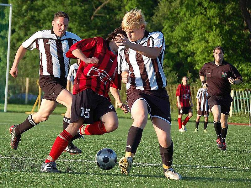 Z utkání 1. FC Horšovský Týn s Kdyní a oslavy postupu.