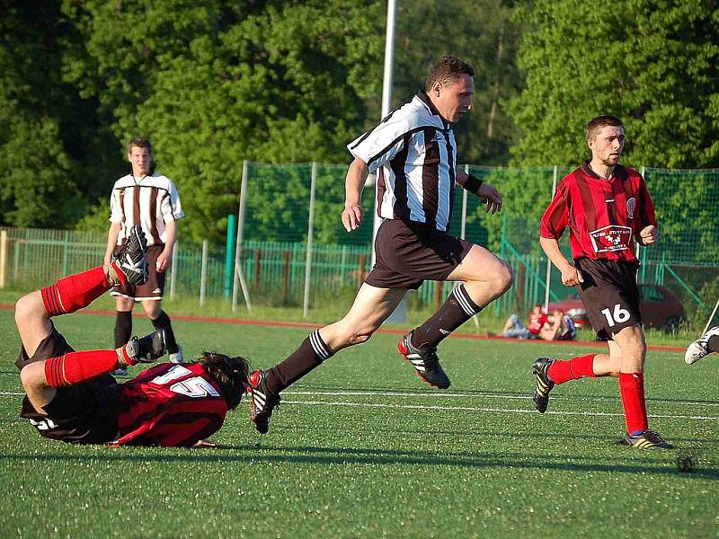 Z utkání 1. FC Horšovský Týn s Kdyní a oslavy postupu.