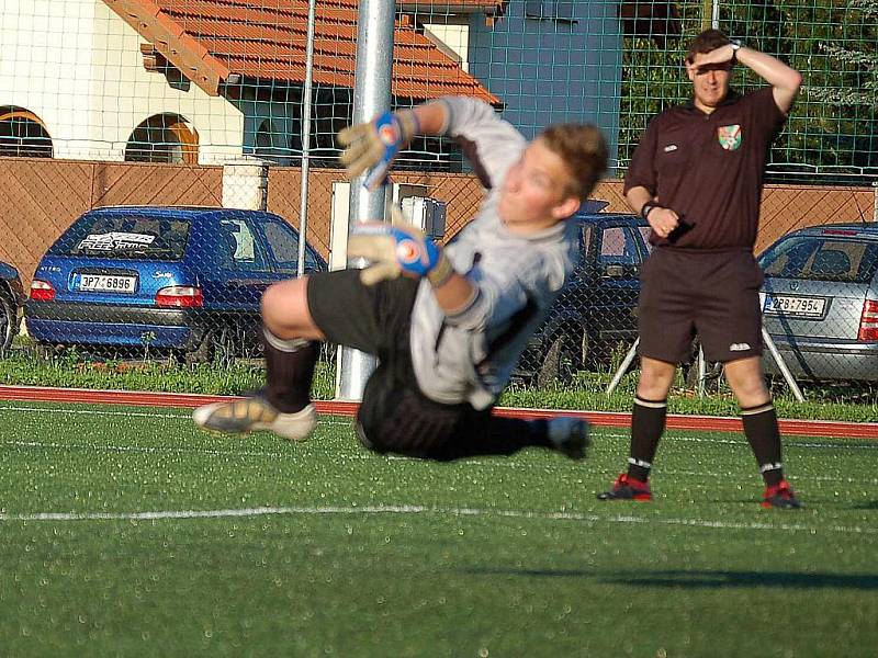 Z utkání 1. FC Horšovský Týn s Kdyní a oslavy postupu.